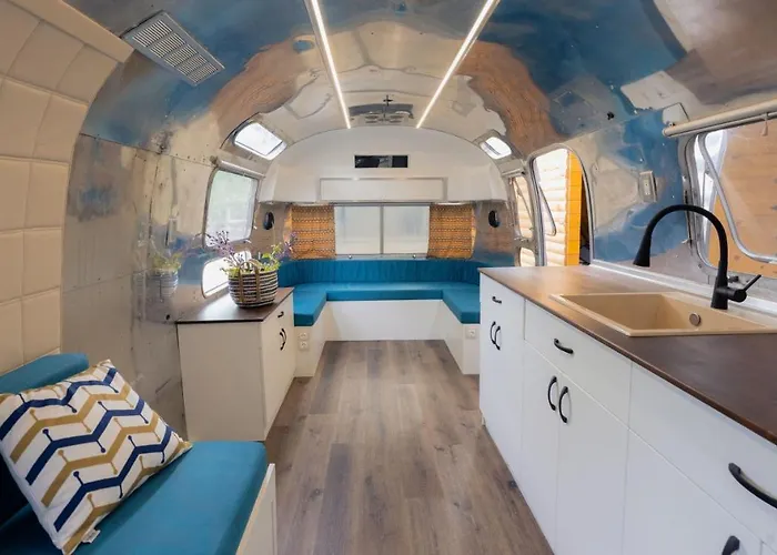 Campsite Luxury Vintage Airstream Rv/caravan Retro Charm Meets Comfort