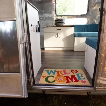 Kemping Luxury Vintage Airstream Rv/caravan Retro Charm Meets Comfort *