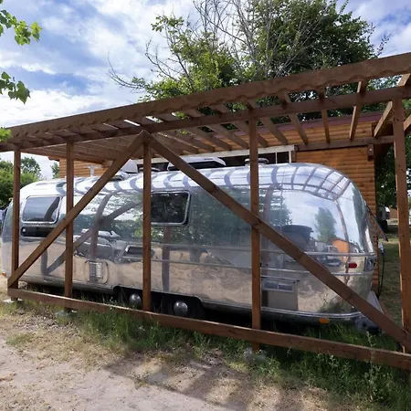 Luxury Vintage Airstream Rv/caravan Retro Charm Meets Comfort Kemping Kiten