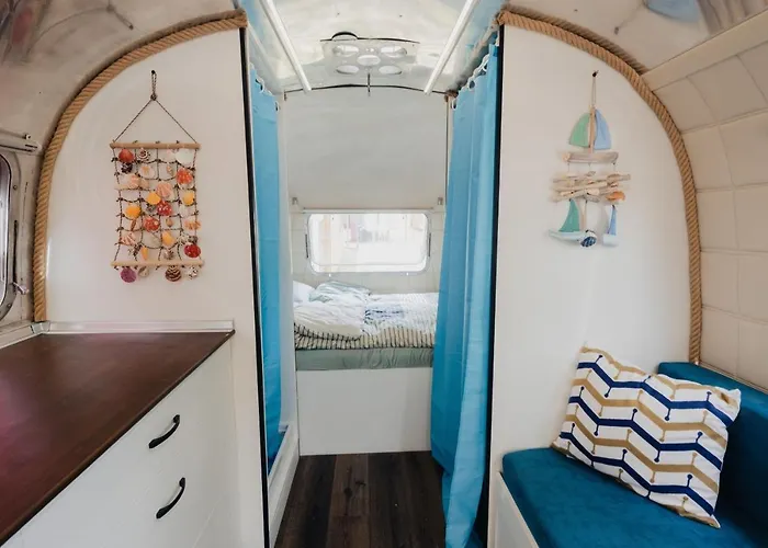 캠프장 Luxury Vintage Airstream Rv/caravan Retro Charm Meets Comfort 키텐