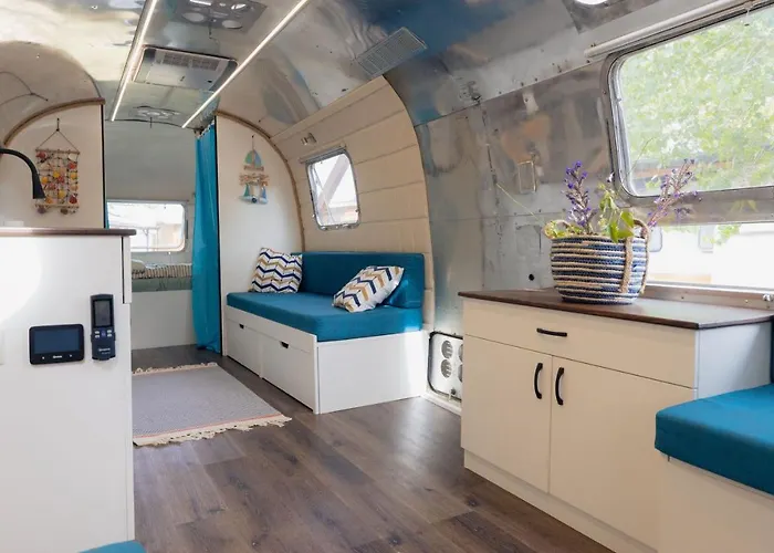 Luxury Vintage Airstream Rv/caravan Retro Charm Meets Comfort 캠프장