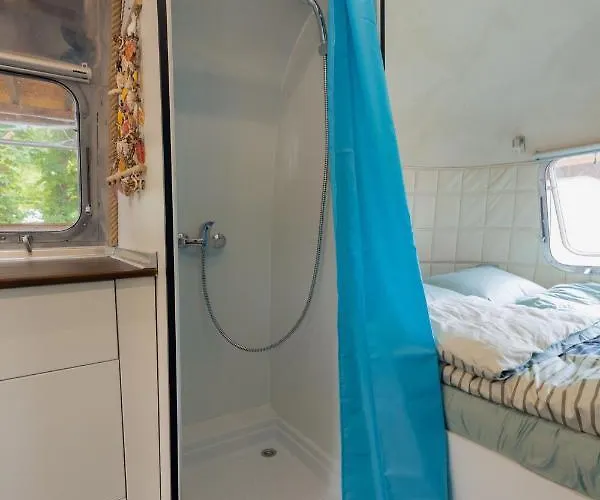 Luxury Vintage Airstream Rv/caravan Retro Charm Meets Comfort 캠프장