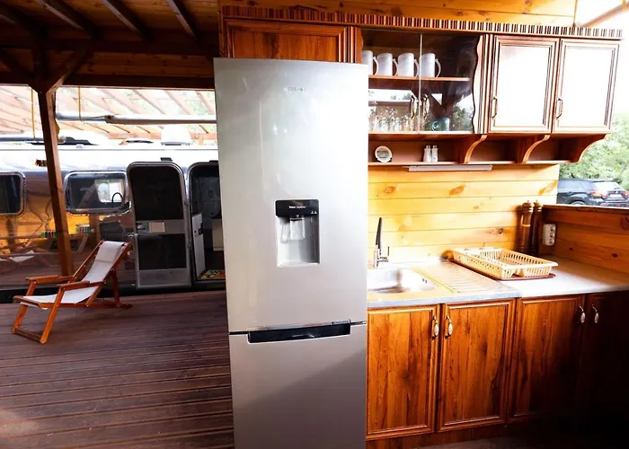 캠프장 Luxury Vintage Airstream Rv/caravan Retro Charm Meets Comfort 키텐